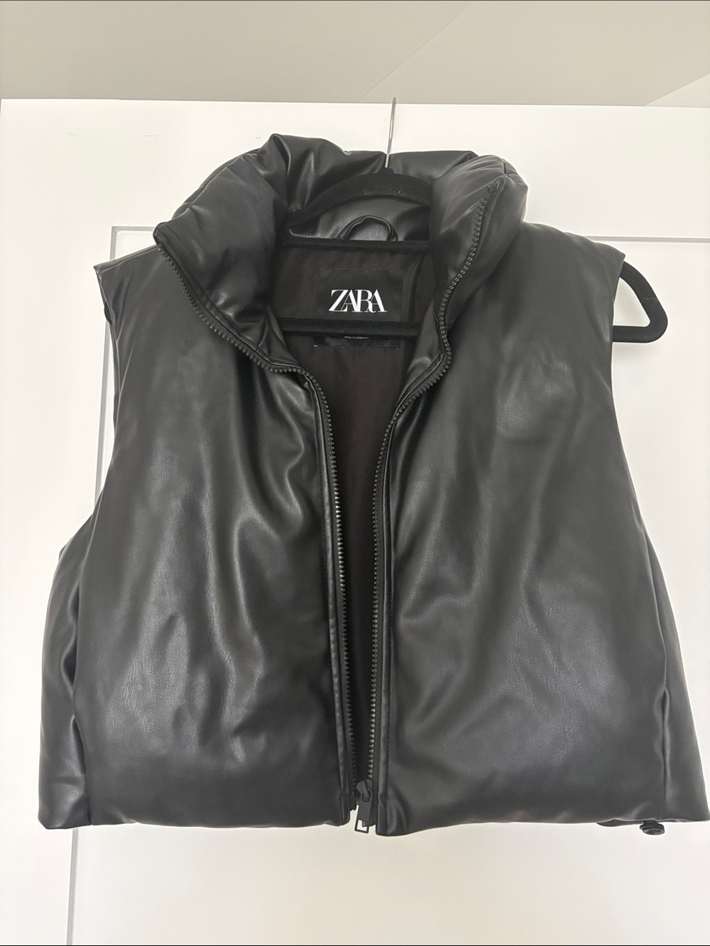 ZARA Black Leather-Effect cropped Puffer Vest